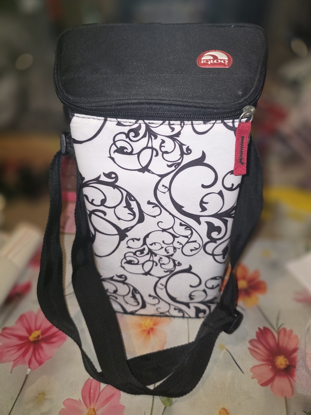 Igloo Black & White Patterned Insulated Wine Shoulder Bag